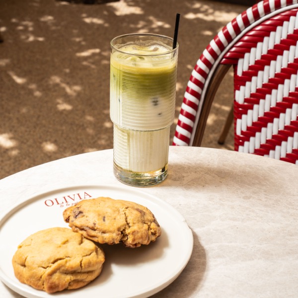 Olivia Le petit cafe Ayvalıkta Matcha latte ve ev yapımı cookie sunumu