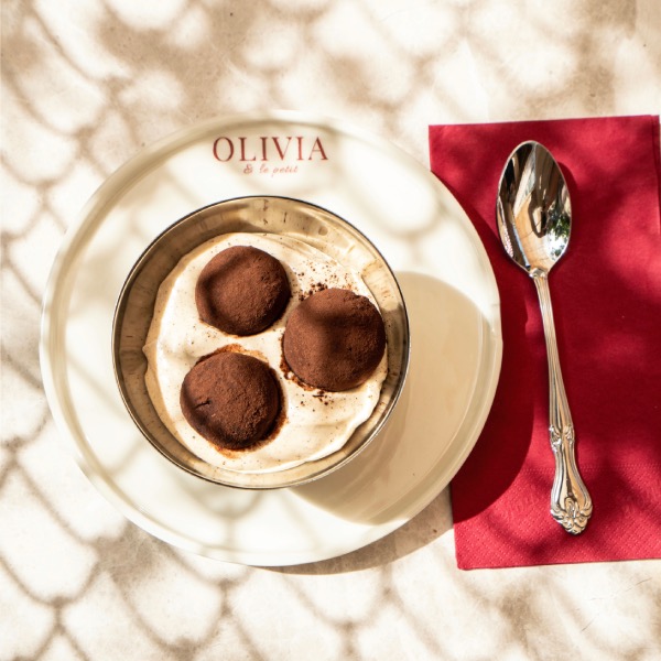 Ayvalık olivia Le petit cafe’nin ev yapımı tiramisu tatlısı